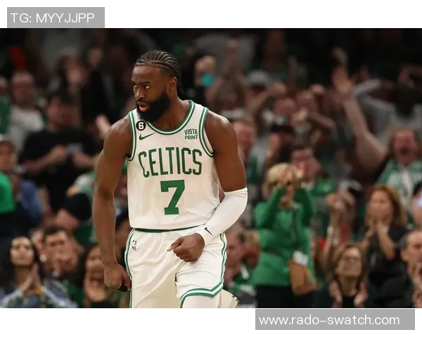 杰伦布朗强势突破防守无畏上篮轻松命中展现超强个人能力