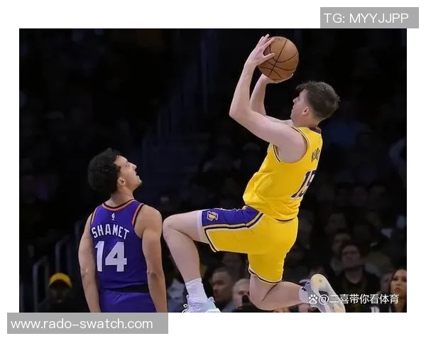 里夫斯灵活运球借助掩护精准三分球命中展现出色投篮能力